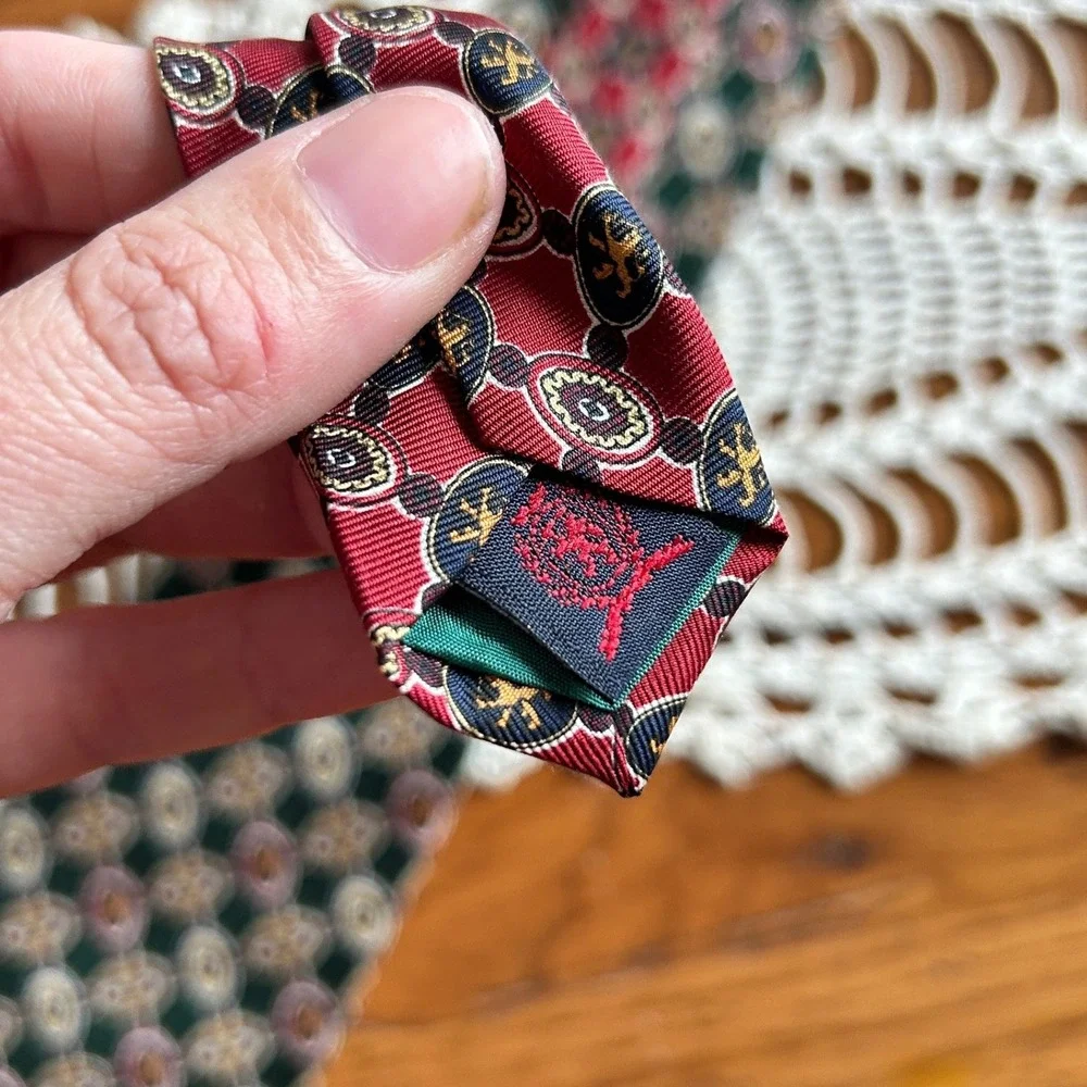 Vintage‎ Tommy Hilfiger Mens Tie Green Burgundy Crest Medallion Italian Silk
